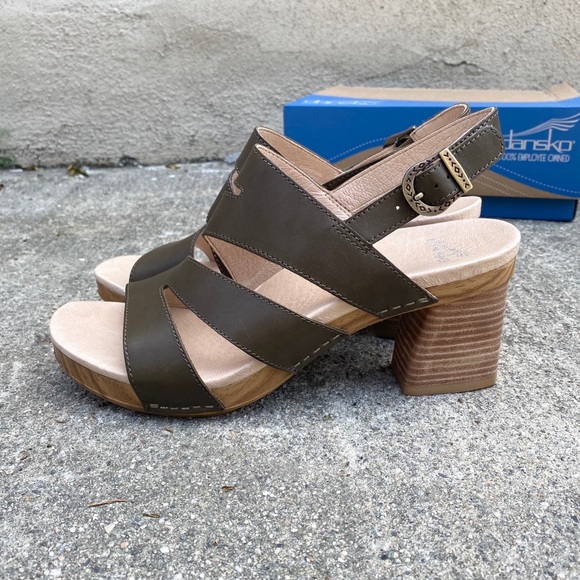 Dansko Shoes - NIB Dansko 40 Olive Ashlee Block Heel Sandal